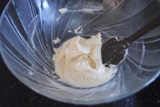 取1/3蛋白霜倒入杏仁糊内，压拌均匀后，再加入1/3蛋白霜切拌均匀，最后1/3加入切拌均匀，状态要和缎带一样