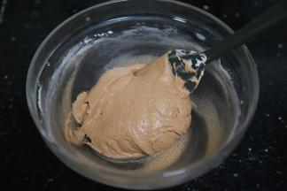 剩余的加入色素拌匀