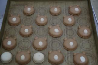 出炉放凉透脱模，画上眼睛鼻子嘴巴