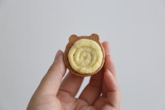 挤入香草奶油奶酪霜