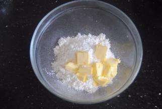 酥皮材料的黄油切小块放入低筋粉内，用手快速搓匀