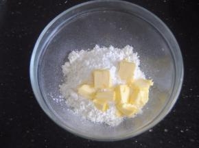 酥皮材料的黄油切小块放入低筋粉内，用手快速搓匀