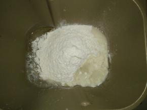 将水油皮材料全部混合，搅拌均匀，揉成光滑的面团即可，无需出膜。然后包上保鲜膜松弛20分钟。