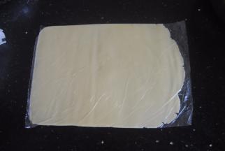 放入保鲜袋内，擀面杖擀成薄片放入冰箱冷冻