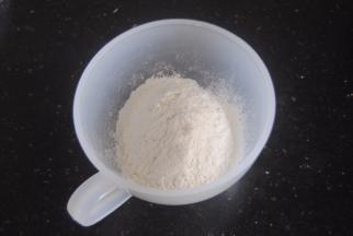 现在制作泡芙体：低筋粉先过筛