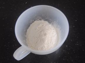 现在制作泡芙体：低筋粉先过筛