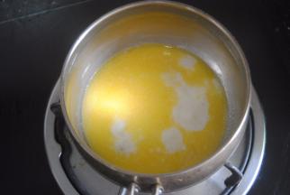 黄油和牛奶，细砂糖和盐混合煮沸