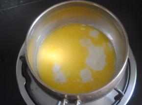 黄油和牛奶，细砂糖和盐混合煮沸