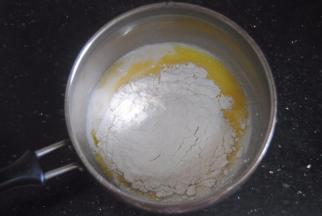 倒入低粉迅速拌匀