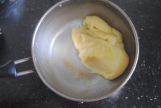 再放回炉上小火，边翻匀至底部出现一层膜即可