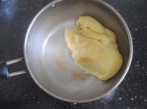 再放回炉上小火，边翻匀至底部出现一层膜即可