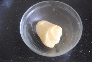 倒入干净的容器稍稍冷却