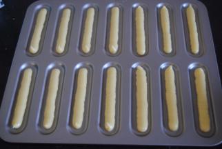 装入裱花袋内在模具上挤出手指大小的长条