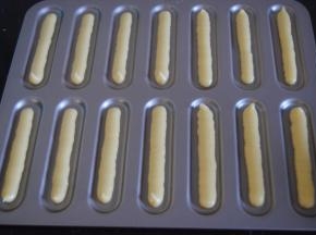 装入裱花袋内在模具上挤出手指大小的长条