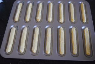 取出冰箱的酥皮切小条覆盖上面糊