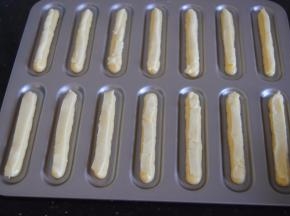 取出冰箱的酥皮切小条覆盖上面糊