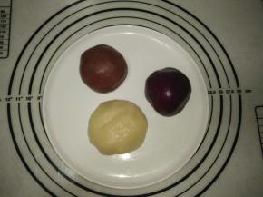 接下来做三种油酥，先将每种油酥面团色粉和面粉混合均匀再加玉米油，再揉成团即可。