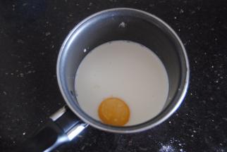 现在制作内陷，淡奶油加入糖粉，淀粉混匀