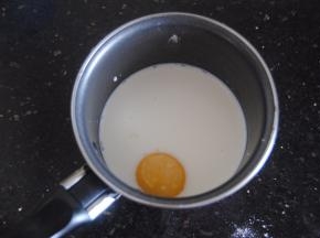 现在制作内陷，淡奶油加入糖粉，淀粉混匀