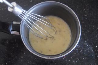 把香草荚的香草籽刨出放入液体内，加入蛋黄混合均匀