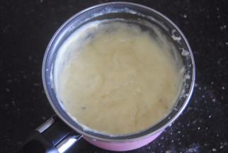 小火慢煮，边煮边搅动至浓稠即可放出凉至手温，加入黄油拌匀即可使用