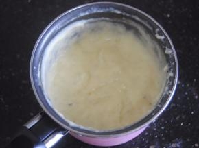 小火慢煮，边煮边搅动至浓稠即可放出凉至手温，加入黄油拌匀即可使用