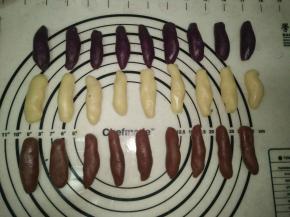 将油酥的每个颜色平均分成9等份，搓成长度约6cm的条状，如图。