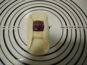 将左右两边油皮往上包。