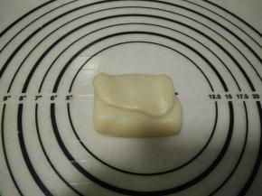 然后再将上下皮包起来，收口捏紧。