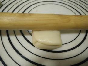 换个方向竖着放，用擀面杖擀开，擀成牛舌状，不用擀的太宽。擀开的步骤忘了拍了，不好意思。