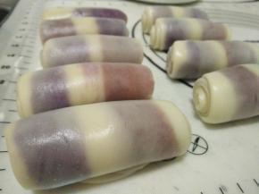 轻轻的卷起来，再依次做好其他的油酥皮，盖上保鲜膜松弛10分钟。