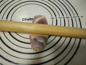 松弛好后接着第二次擀，换个方向竖着放，擀面杖放中间，上面擀一下，再往下擀一下，擀成厚度均匀的卷，不要反复的擀，这样容易破皮的。擀开步骤忘了拍。