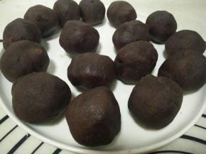 将豆沙馅分成每个40克搓圆备用。