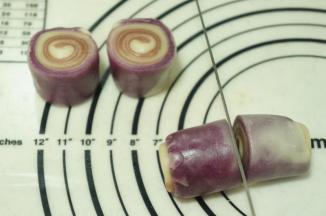 取一个卷，用锋利的刀在中间位置切开。