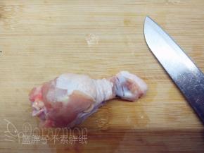 将鸡翅根洗干净，用小刀在鸡翅根细的那段划一圈，将肉筋和骨头分离。