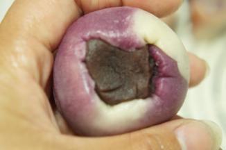 包的时候切面朝外包入一个馅料，用虎口位置慢慢朝上推。