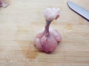 再顺着骨头，将肉往下翻，最后翻转过来即可。这里可以借助小刀，可以将肉和骨头分离得更干净。