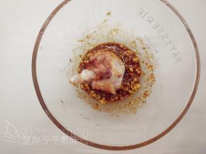 混匀的酱料倒进处理好的鸡翅根中，用手抓匀，揉个5分钟。