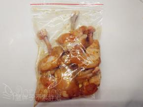 揉匀的鸡翅根装进密封袋中，放入冰箱冷藏过夜。