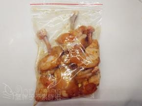 揉匀的鸡翅根装进密封袋中，放入冰箱冷藏过夜。