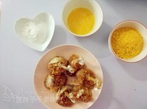 第二天取出腌制好的鸡翅根，准备好蘸料。