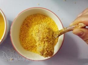 最后在沾满鸡蛋液的鸡翅根表面裹满面包糠。