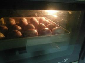 放入预热好的烤箱中层，以上下火180度烘烤30分钟，我用的是忠臣z6烤箱，其他烤箱请自行调整温度。