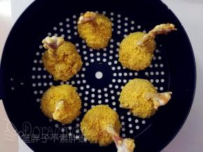全部处理好的鸡翅根放在炸篮中。