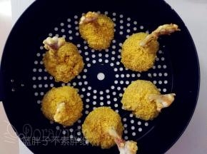 全部处理好的鸡翅根放在炸篮中。