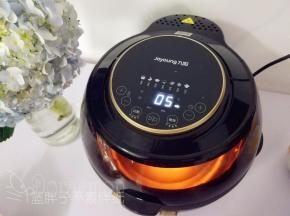 先预热空气炸锅。空气炸锅选择肉排模式，温度设置为180℃，时间设置为20分钟。接着长按搅拌键，空气炸锅进入预热模式。