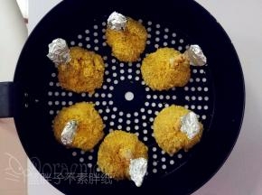 炸锅预热期间我们继续出炉鸡翅根。剪出一小块锡纸，将鸡翅根顶部用锡纸包好。