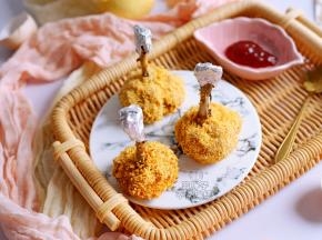 烤好之后的鸡翅根装盘，吃的时候蘸一点番茄酱，味道更赞。