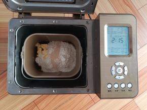 除早餐谷物外所有材料放入面包机，选择粗粮面包程序制作面包