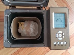 除早餐谷物外所有材料放入面包机，选择粗粮面包程序制作面包